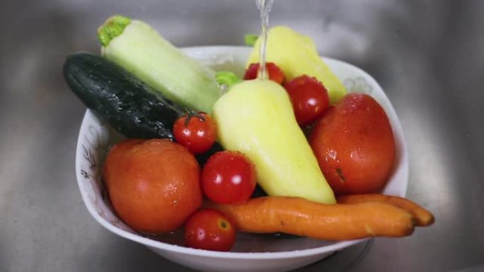 将新鲜和干净的水倒在白色盘子中的有机蔬菜上