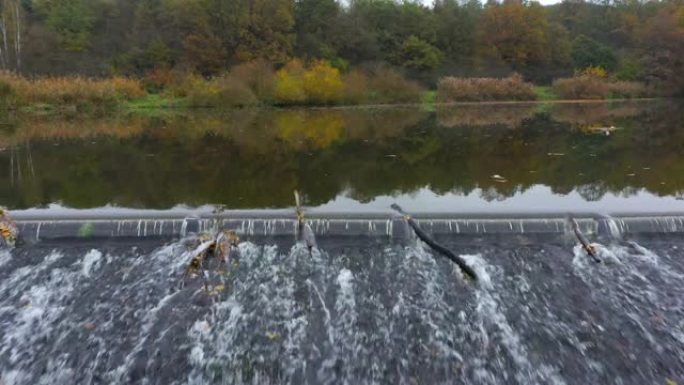 贝隆卡河上的堰。水是可再生能源的来源。比尔森捷克共和国。