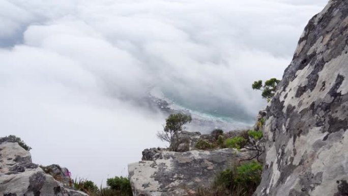 揭示美丽的海岸线的镜头，上面从狮子头上捕获了移动的云层南非