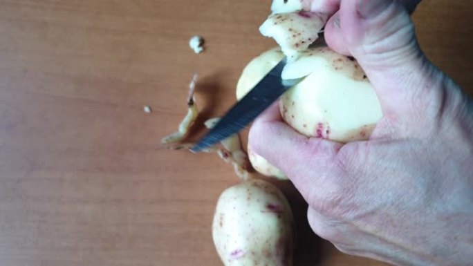 剥土豆。