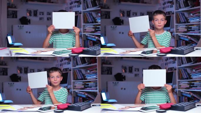 男孩用白色的纸覆盖并张开脸