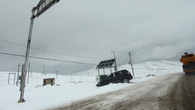 西藏旅游317国道车窗外冰雪路面车祸车辆