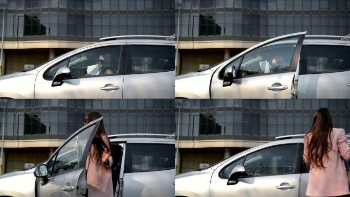 一位忙碌的商务女士站在车旁时用手机聊天。然后她看她的手表
