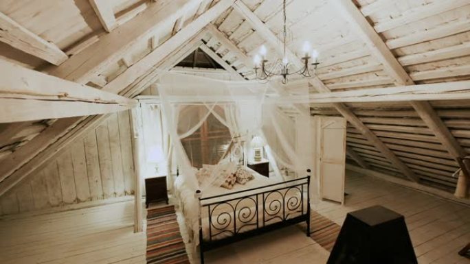 室内卧室床毯枕头白色。明亮的木屋简约风格。