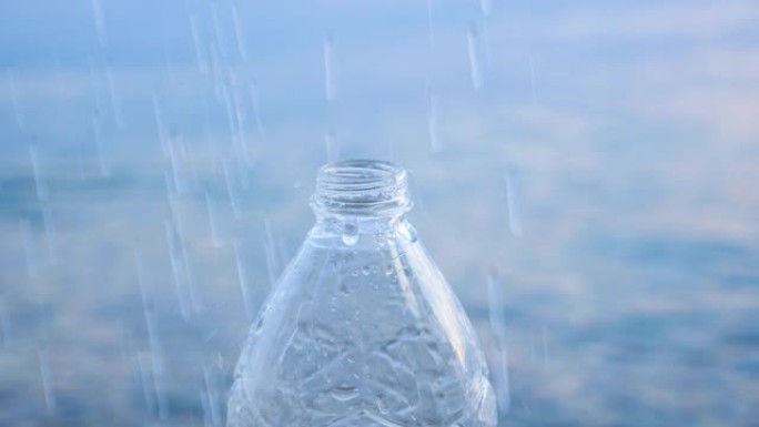 安全水。卫生和卫生背景。在海景背景上滴入瓶中的水滴。喝水和盐水。人体健康和饮用水