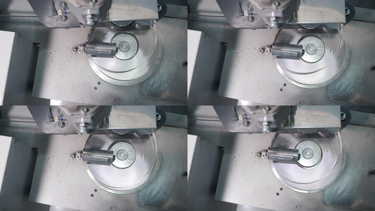 钢板在专用机器上缠绕在辊上。钢板、冷轧钢卷的填充辊