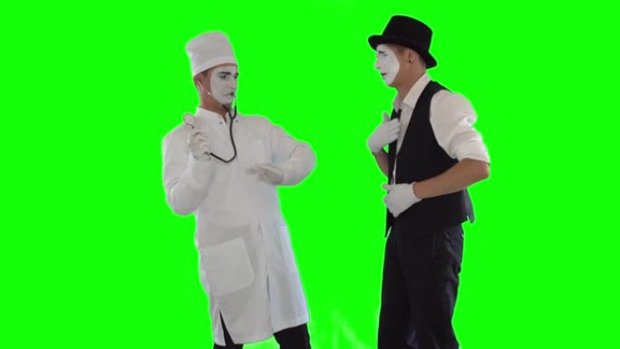 穿着白色长袍的滑稽男性哑剧，听诊器模仿医生的工作。