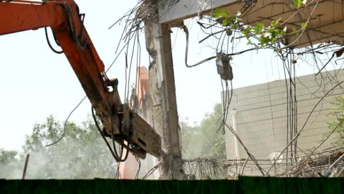 挖掘机破碎锤拆除建筑物。