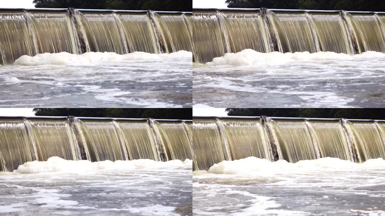 运动中的水在瀑布的底部形成泡沫和漩涡。