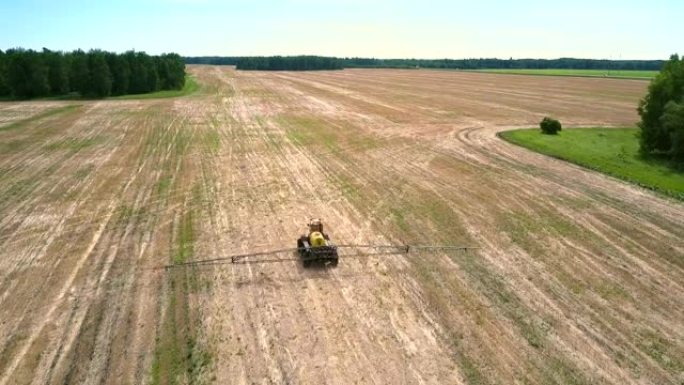 flycam跟随肥料撒布机沿着收获的田地行驶