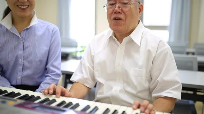 老人向女人学习钢琴