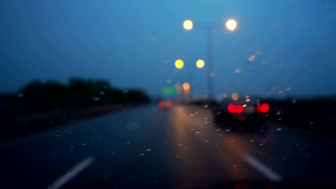 在漆黑的雨夜开车，手持。
