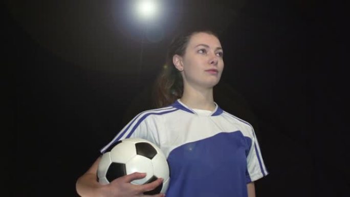 女足球运动员肖像姿势-超慢动作180度旋转