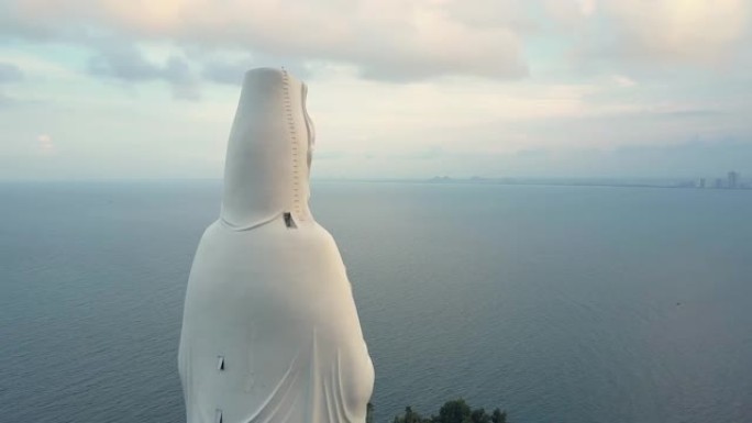 空中圆关闭面向海洋的巨大白色佛像