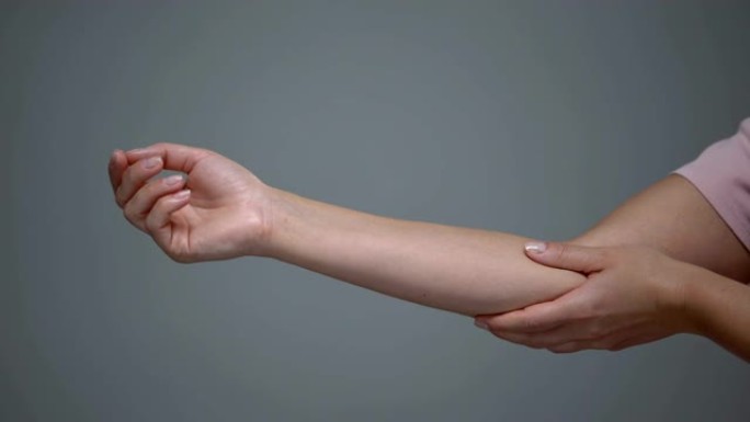 女性受伤后手部肌肉发育，康复过程，按摩