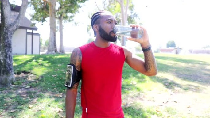 黑人运动男子饮用水