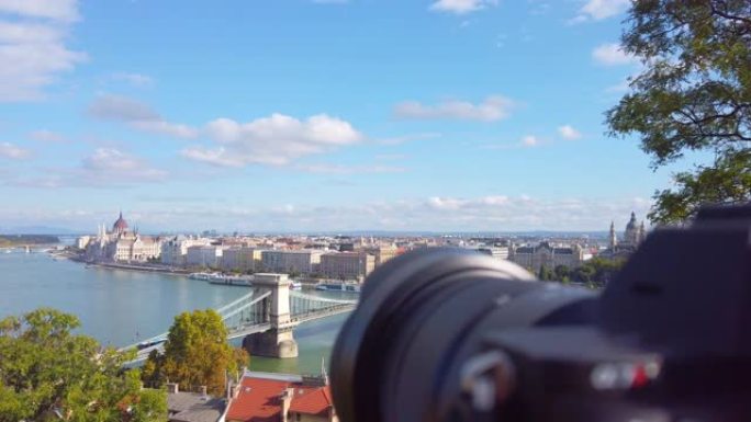 三脚架上的相机拍摄了匈牙利布达佩斯的多瑙河和链桥的时间流逝