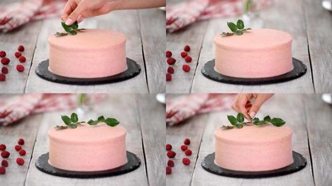 糖果用玫瑰装饰粉色蛋糕。系列