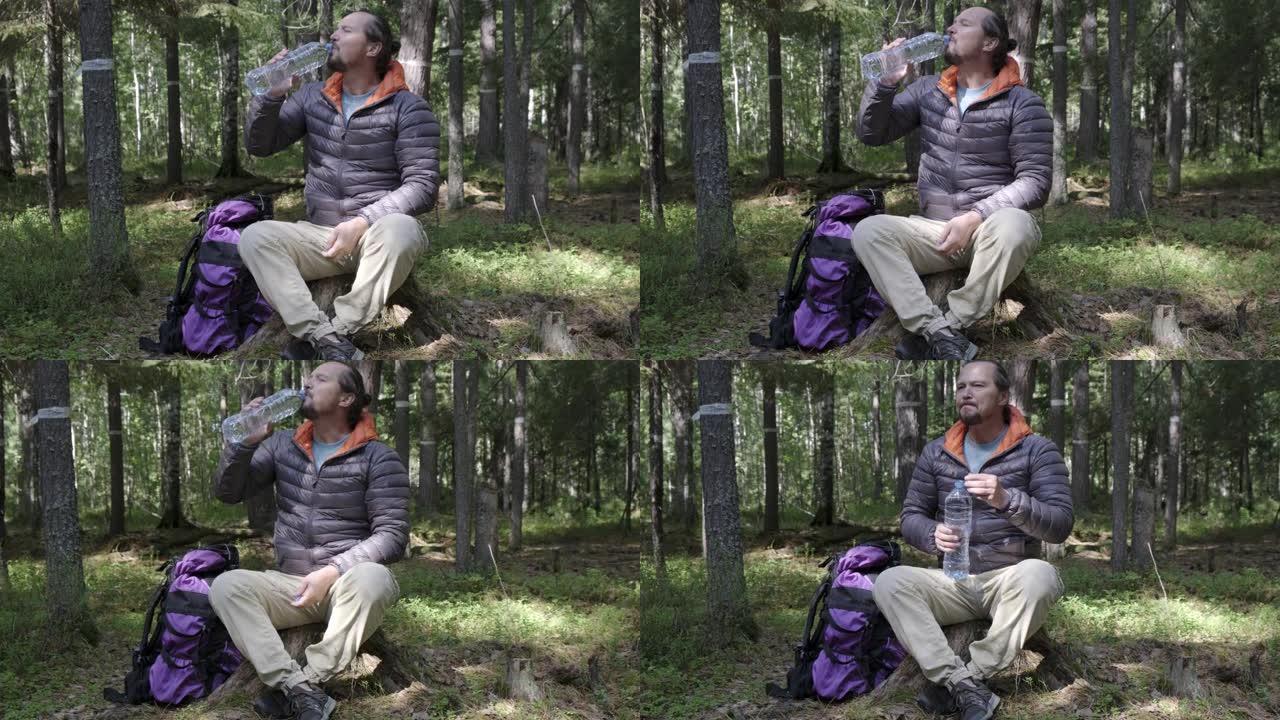 Ecotourist，一个穿着灰色外套，紫色背包的胡须可人，坐在森林的树桩上喝水，休息。