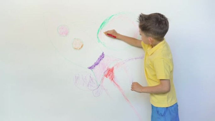 男孩在白色墙上画火箭