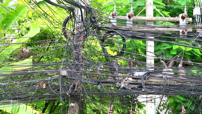 电力电线杆上的电缆肤色在发展中国家的贫民窟或农村随处可见