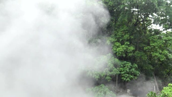 4k，在台湾绿色森林的大型温泉中冒泡
