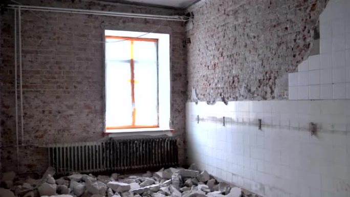 浴室破碎的瓷砖墙