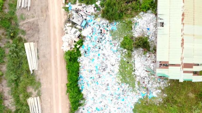 垃圾堆在垃圾场或露天垃圾填埋场，垃圾车倾倒污染垃圾场的废物，地表和地下水污染。空中俯视图