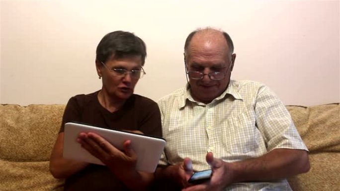 有魅力的成年女性和成年男性在平板电脑上与家人进行视频通话。