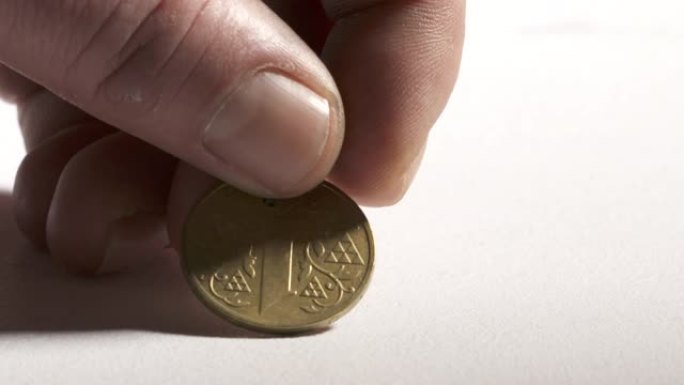 从桌子上拿出1枚乌克兰格里夫纳硬币。乌克兰的货币。