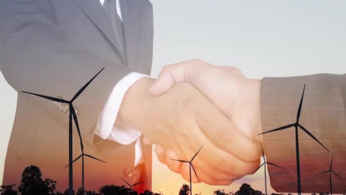二次曝光握手后成功与风能涡轮机。工业成功的概念。