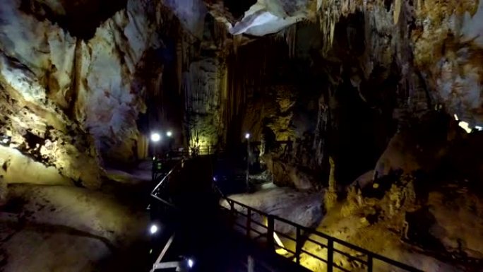 洞穴中石笋结构的照明灯排