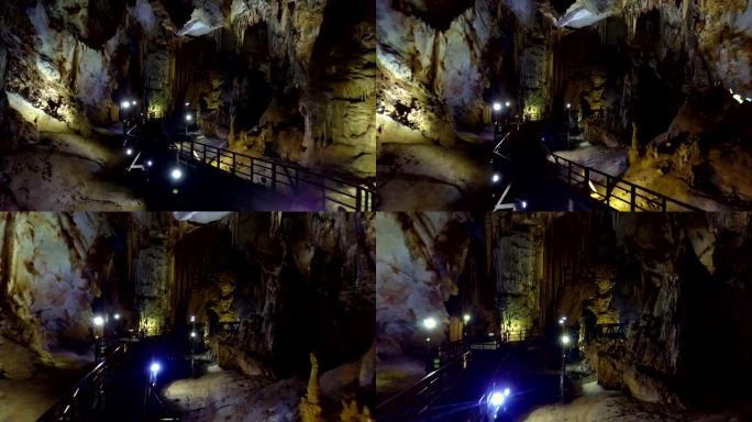 洞穴中石笋结构的照明灯排