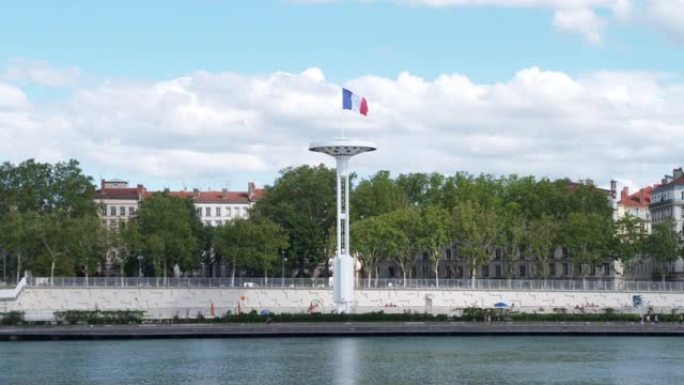 罗纳河上的法国国旗
