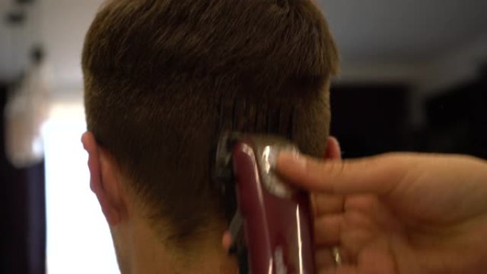 理发师用理发推子剪了一个男人特写