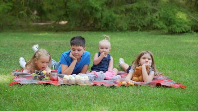 一群孩子在野餐时感到无聊