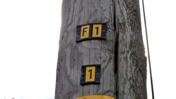 柱子上的黄色F11和伏特标牌