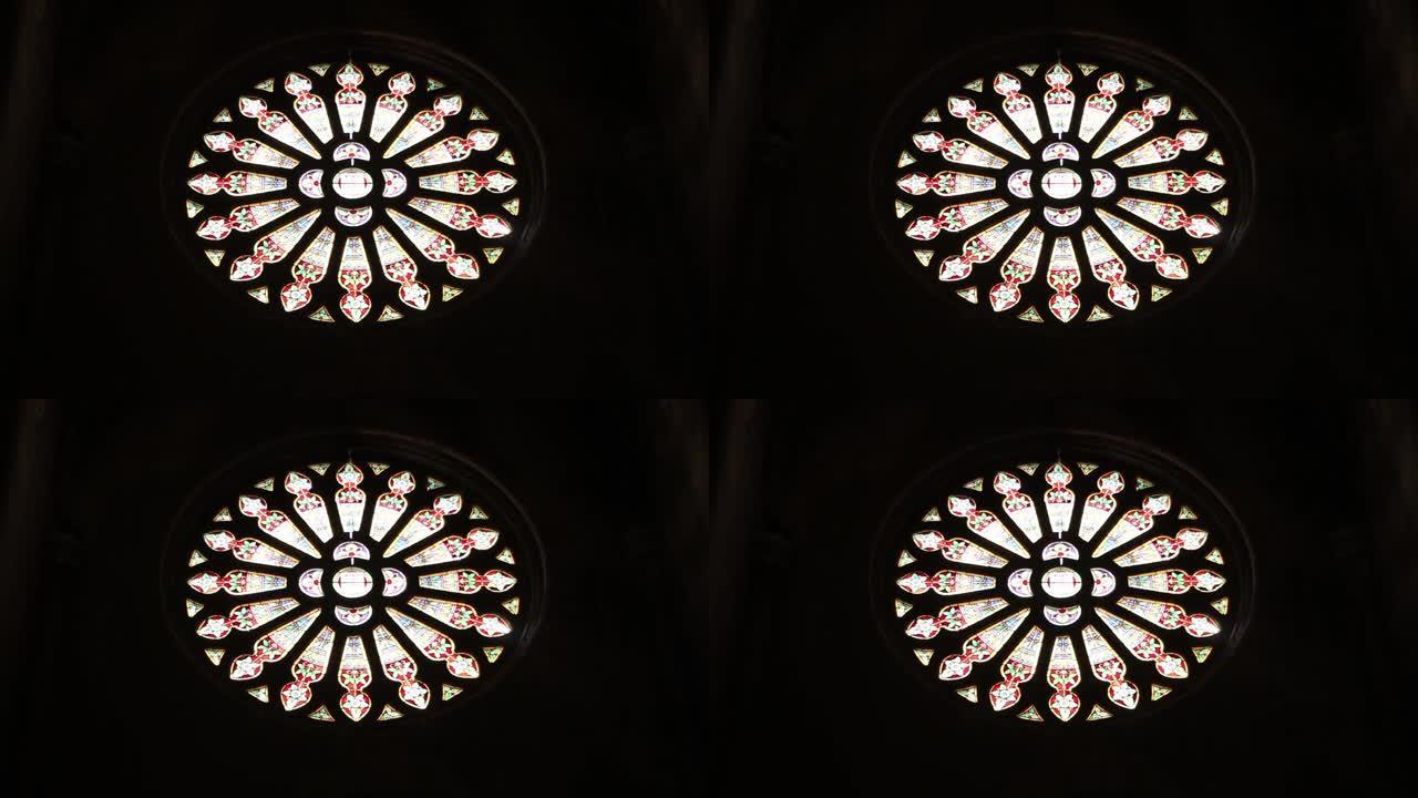 旧教堂的彩色玻璃窗