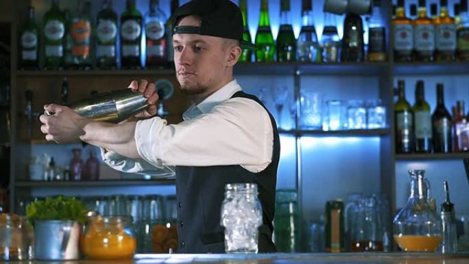 Guy-bartender开始准备酒精鸡尾酒的大师班。