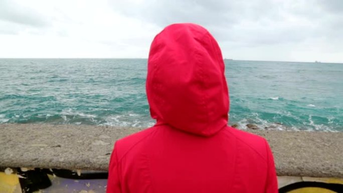 女人在暴风雨中欣赏美丽的海景