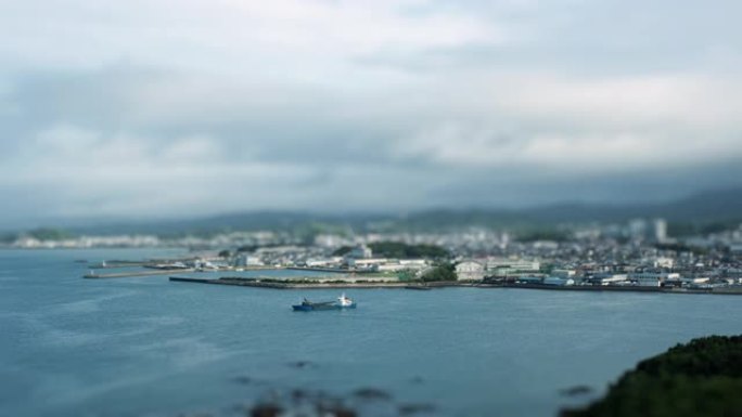 早上在日本和歌山县白滨的海上和海岸的Tilt-shift T/L船