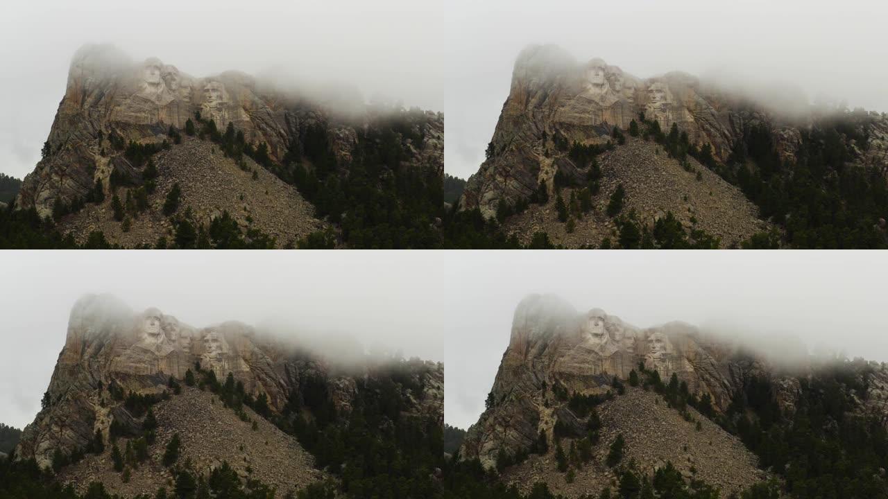 大雾天气下的拉什莫尔山