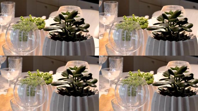 桌子上放着塑料花的花瓶