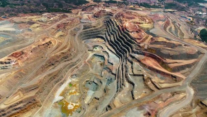 西班牙力拓的露天矿。这是生产行业中的矿石开采-无人机的鸟瞰图-工业和景观概念