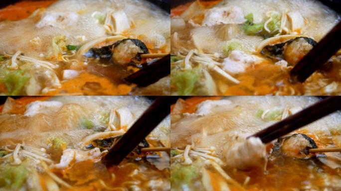 火锅煮沸牛肉拉米面条泡菜Chigae汤的特写镜头