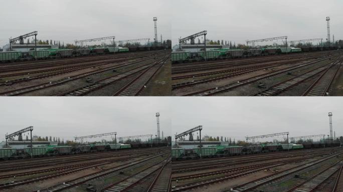 长货运列车的鸟瞰图，货车和油箱穿过工业城火车站。