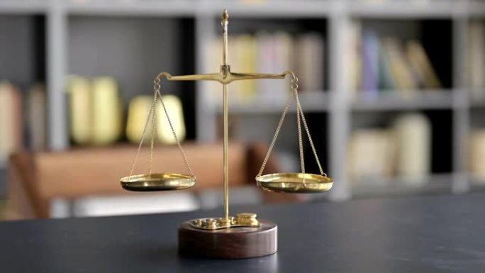 律师办公室桌子上的黄金黄铜天平