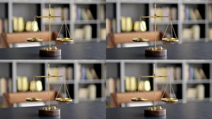 律师办公室桌子上的黄金黄铜天平