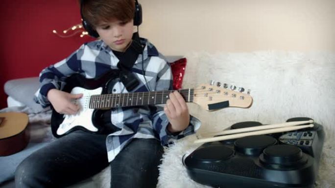 4k家庭音乐练习，孩子用耳机玩电吉他
