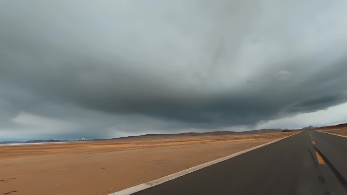 西藏旅游317国道车窗外低低云层草原